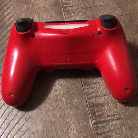 A red controller... for PS4. - Picture 3 of 3